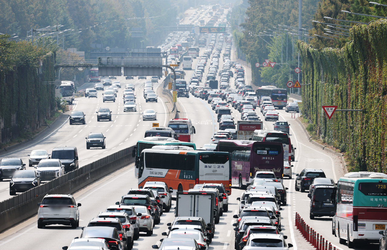 Vehicles crowd the southbound lanes of the Gyeongbu Expressway near Jamwon Interchange in Seoul on Thursday, the first day of the Chuseok holiday. (Yonhap)