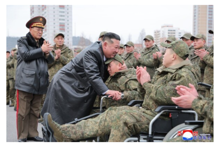김정은 북한 국무위원장이 지난해 12월 러시아 파병에서 귀환한 장병들을 만나 격려하고 있다.  [연합]