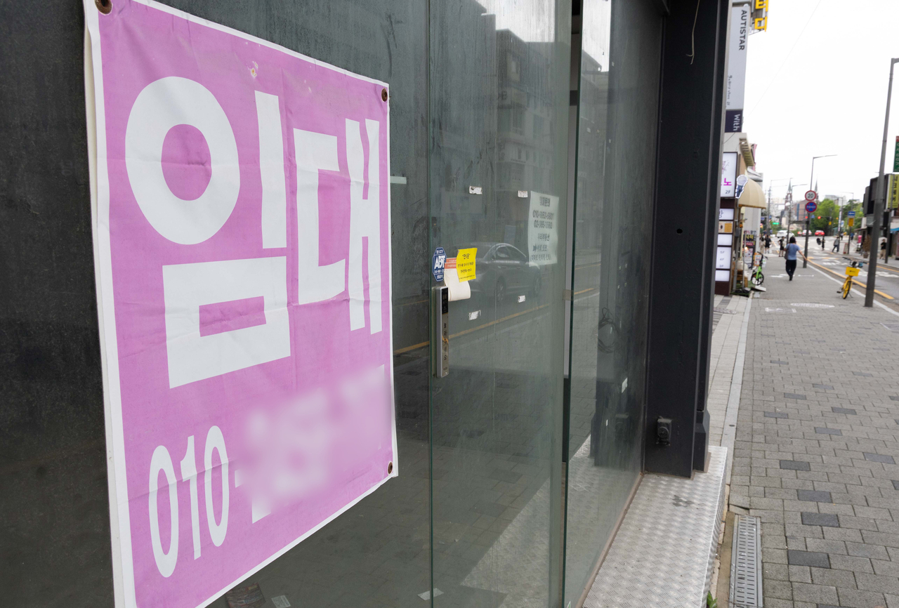 서울 서대문구 이화여대길의 비어있는 상가 모습. 윤창빈 기자