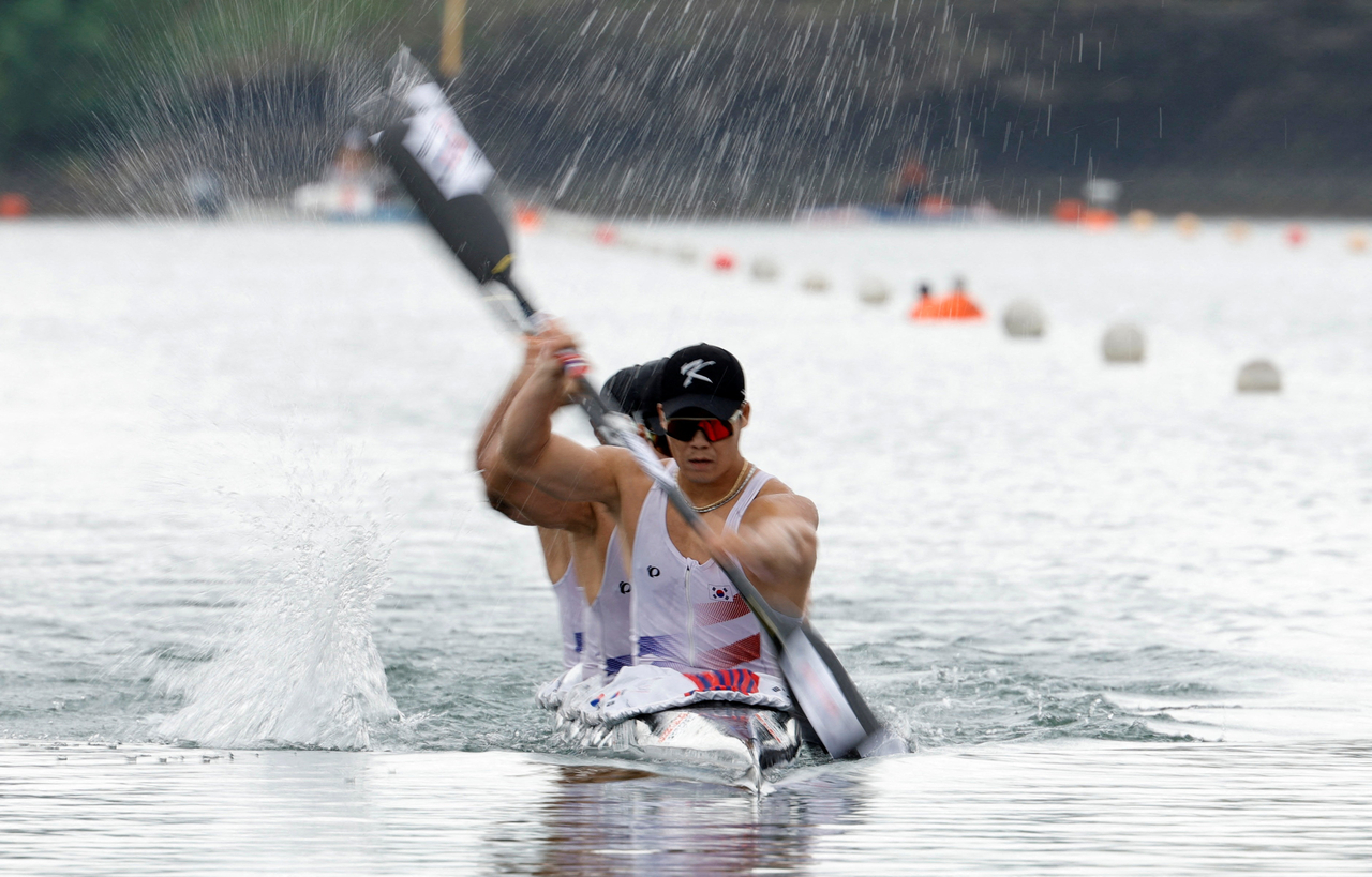This Reuters photo shows Team South Korea in action during the men's kayak four 500m heat 2 at Miyoshi Lake Canoe Course in Miyoshi, just east of the main host city of Nagoya, on Sept. 23, 2026. (Yonhap)