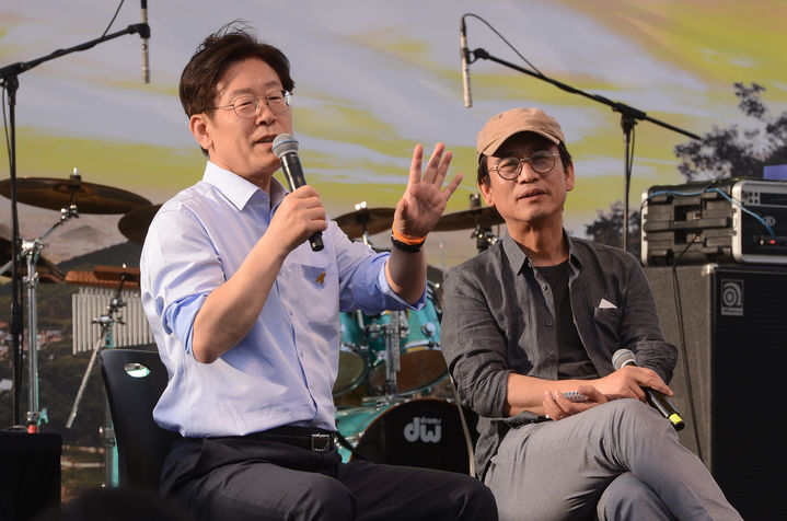 지난 2017년 5월 서울 종로구 광화문광장에서 열린 고 노무현 전 대통령 서거 8주기 시민문화제에서 이재명 당시 성남시장, 유시민 전 보건복지부 장관이 토크콘서트를 하고 있다. [뉴시스]