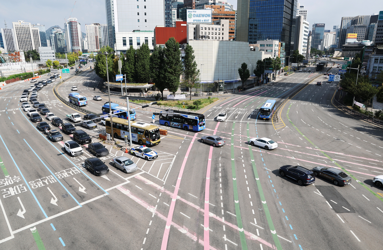 Downtown Seoul sees relatively light traffic on Thursday, the first day of the Chuseok holiday. (Yonhap)