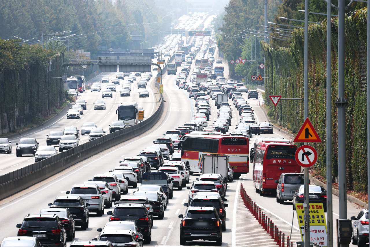 Vehicles crowd the southbound lanes of the Gyeongbu Expressway near Jamwon Interchange in Seoul on Thursday, the first day of the Chuseok holiday. (Yonhap)