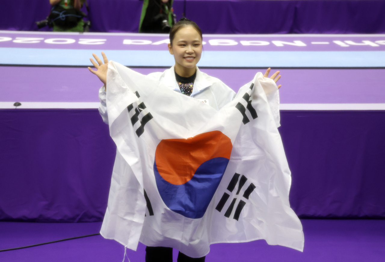 South Korea's Yeo Seo-jung celebrates her victory after winning the gold medal in the women's vault final of artistic gymnastics at the Aichi-Nagoya Asian Games at Nagoya General Gymnasium, in Nagoya, Japan, on Sept. 24, 2026. (Yonhap)