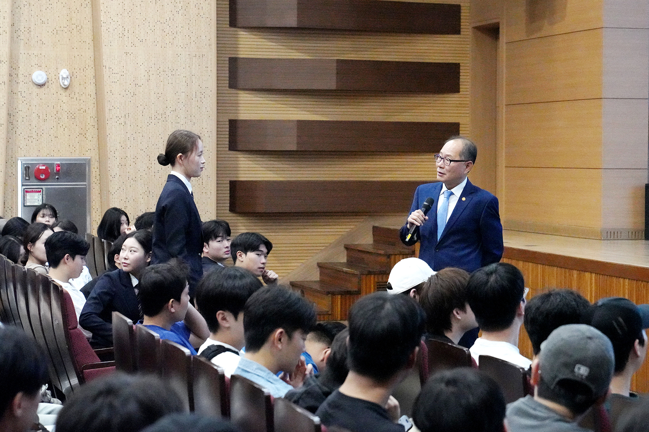 President Lee Jae-yong answers questions from students. [Yeungnam University of Science and Technology]