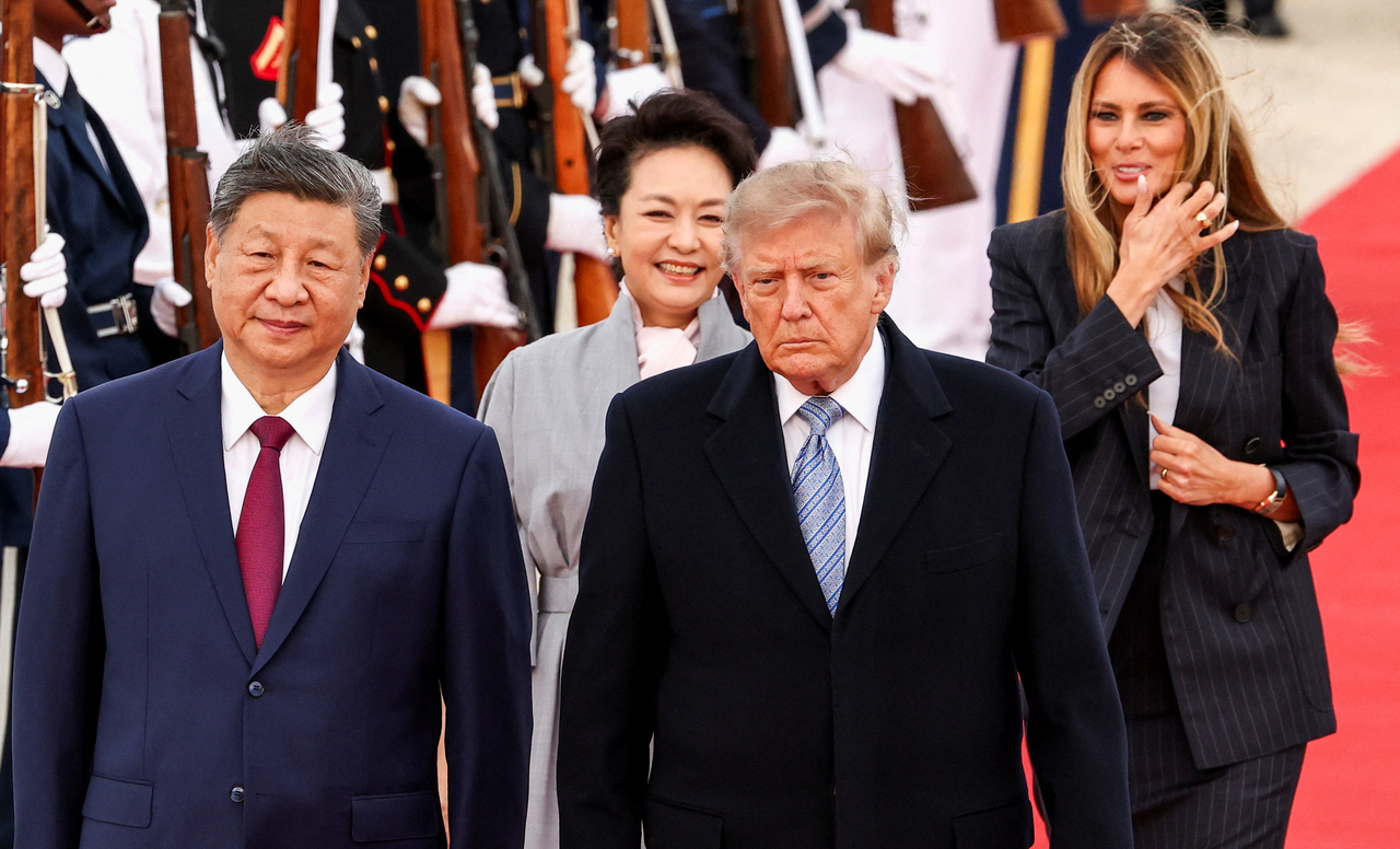 US President Donald Trump and first lady Melania Trump walk with China's President Xi Jinping and his wife Peng Liyuan upon their arrival at Joint Base Andrews in Maryland on Sept. 23, 2026, in this photo released by Reuters. (Yonhap)