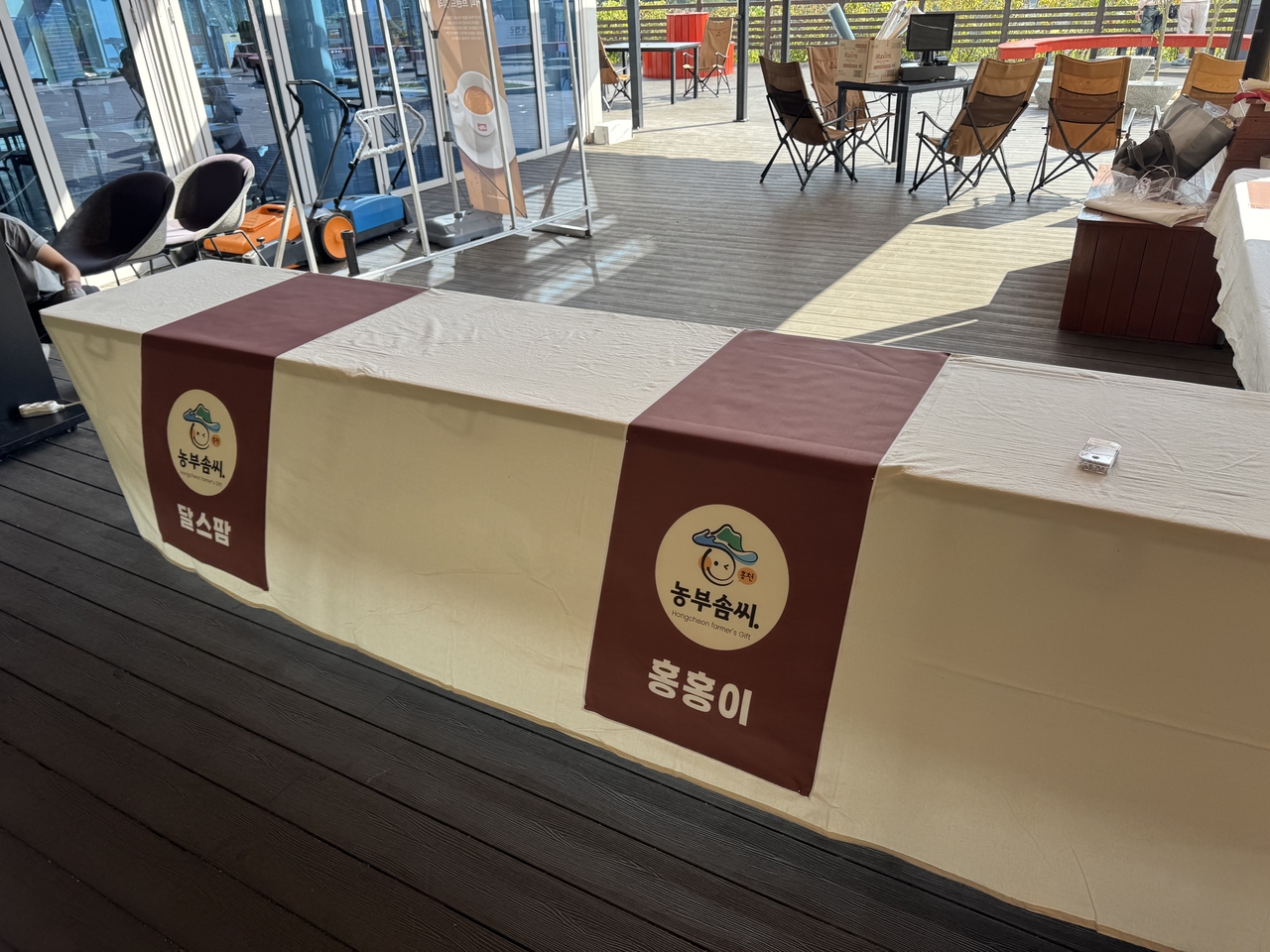 14일 오전 7시30분에 막 차려놓은 홍천휴게소(양양방면) 홍천 우수 농·가공품 팝업스토어