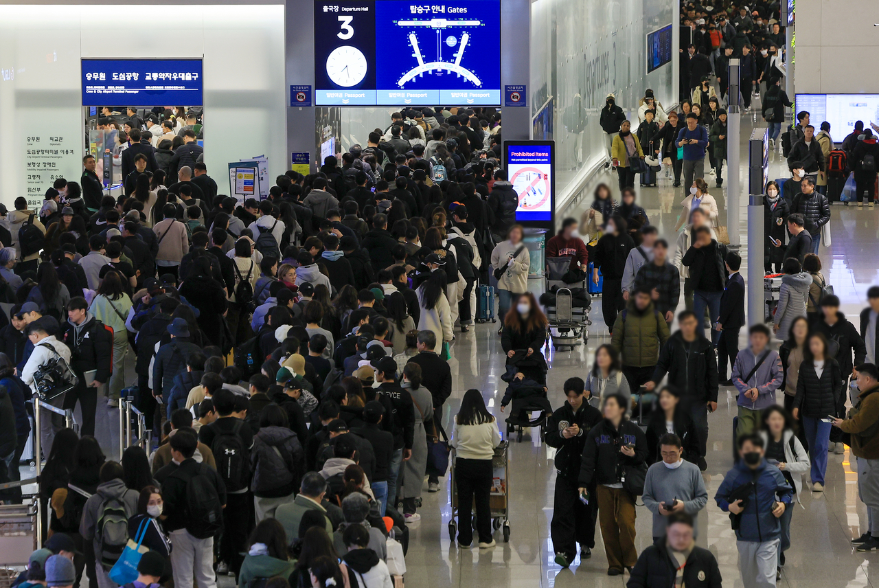 Passengers crowd the departure hall of Terminal 1 at Incheon International Airport ahead of the Lunar New Year holiday last year. [Yonhap]