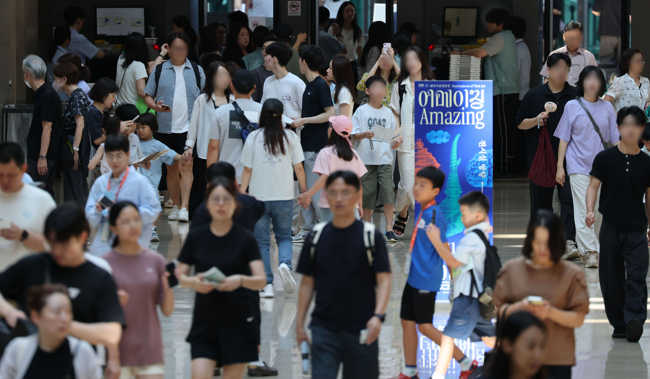 서울 용산구 국립중앙박물관에서 시민들이 입장하고 있다. [연합]