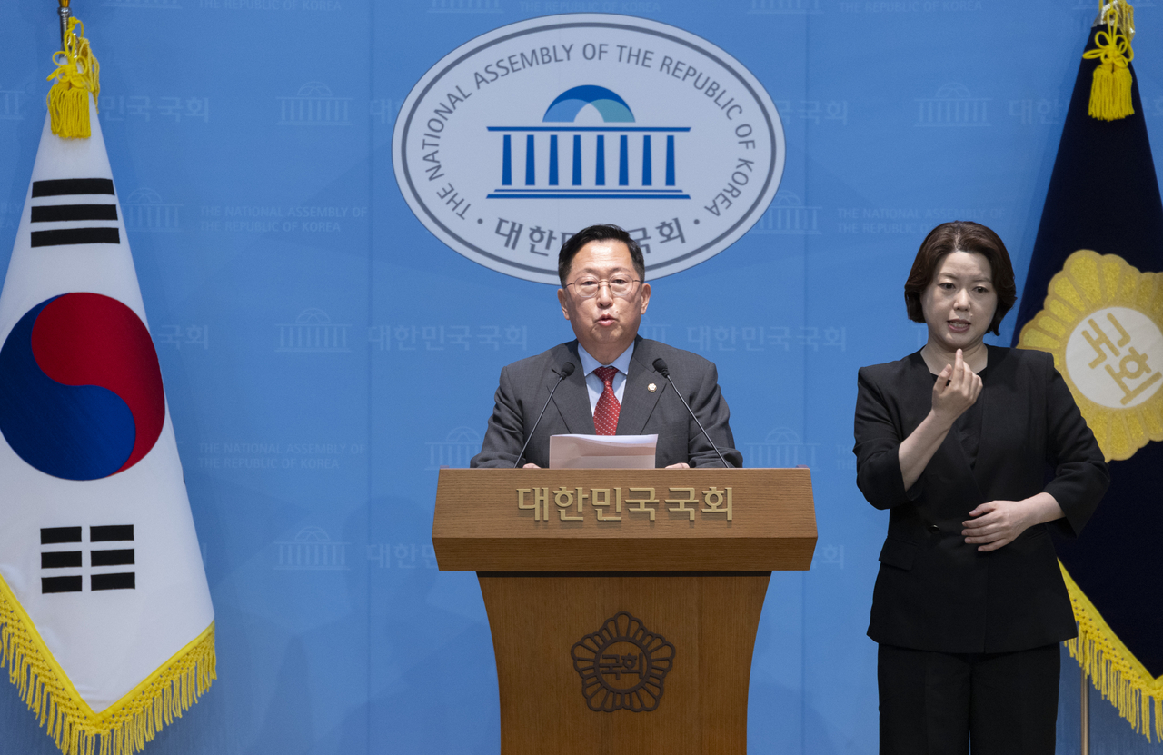 People Power Party lawmaker Jung Joo-won holds a press conference at the National Assembly's media center Monday, calling on the government and military authorities to swiftly and transparently disclose the truth about a landmine explosion that occurred during a 25th Infantry Division operation in the Demilitarized Zone. [Yonhap]