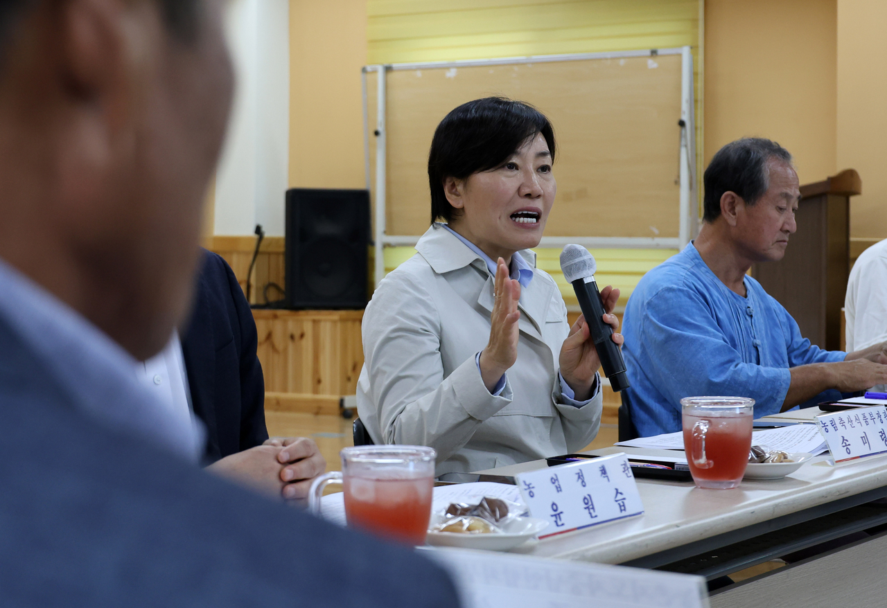 송미령 농림축산식품부 장관이 지난 22일 오후 충남 홍성 문당환경 정보화 마을을 찾아  농업인 간담회를 하고 있다. <연합뉴스>