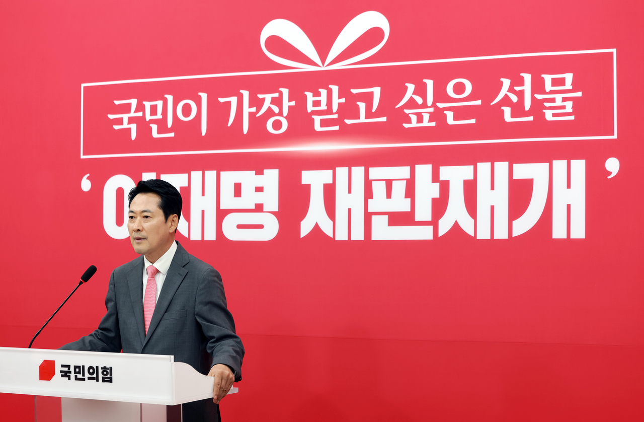 국민의힘 장동혁 대표가 23일 국회에서 여권의 재제청 요구를 거부한 조희대 대법원장에 대한 공세, 비무장지대(DMZ) 내 지뢰 추정 폭발 사고 등 현안과 관련해 입장을 밝히고 있다. [연합]
