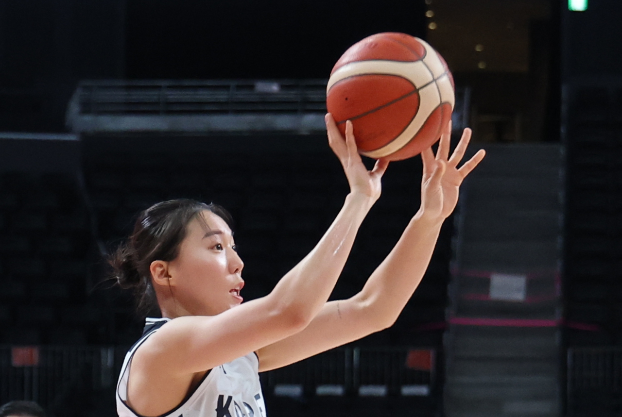 24일 일본 나고야 아이치 인터내셔널 아레나에서 열린 2026 아이치·나고야 아시안게임 여자 농구 한국과 인도네시아의 8강전. 한국 강유림이 3점 슛을 하고 있다. [연합]