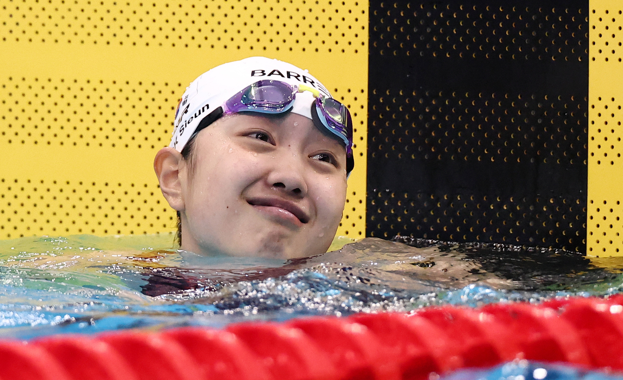 24일 도쿄 아쿠아틱스 센터에서 열린 2026 아이치·나고야 아시안게임 수영 여자 200m 평영 결승. 한국 박시은이 2분22초69의 기록으로 은메달을 획득한 뒤 미소짓고 있다. [연합]