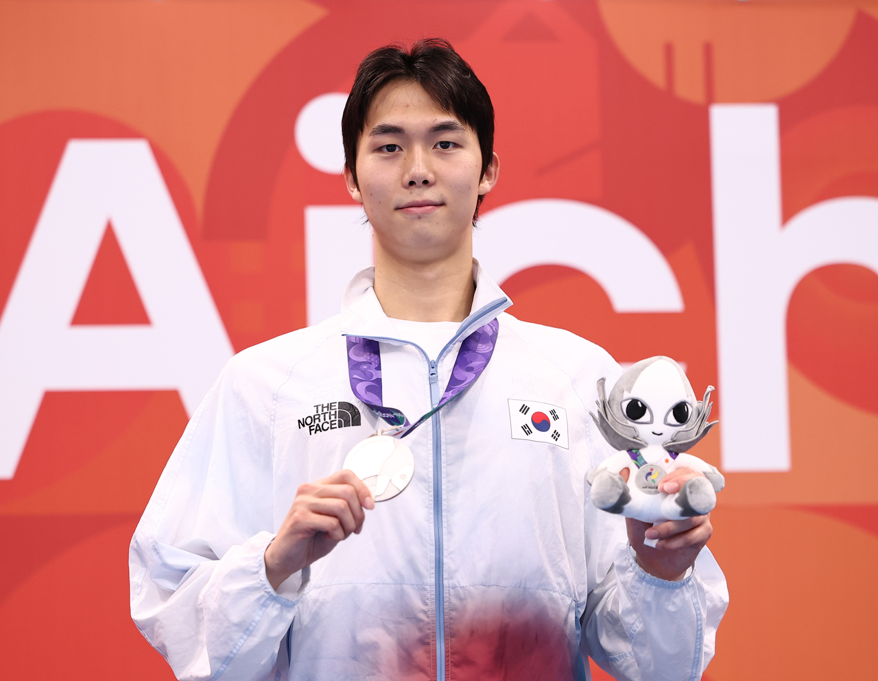 24일 도쿄 아쿠아틱스 센터에서 열린 2026 아이치·나고야 아시안게임 수영 남자 800m 자유형 결승. 7분43초86의 기록으로 공동 은메달을 획득한 한국 김준우가 메달을 들어보이고 있다. [연합]