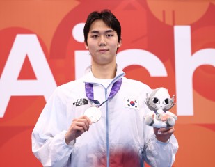 24일 도쿄 아쿠아틱스 센터에서 열린 2026 아이치·나고야 아시안게임 수영 남자 800m 자유형 결승. 7분43초86의 기록으로 공동 은메달을 획득한 한국 김준우가 메달을 들어보이고 있다. [연합]
