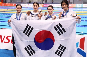 24일 도쿄 아쿠아틱스 센터에서 열린 2026 아이치·나고야 아시안게임 수영 여자 800m 자유형 계영 결승에서 동메달을 딴 대한민국 허연경, 이송은, 한다경, 조현주가 메달을 목에 걸고 기념촬영을 하고 있다. [연합]