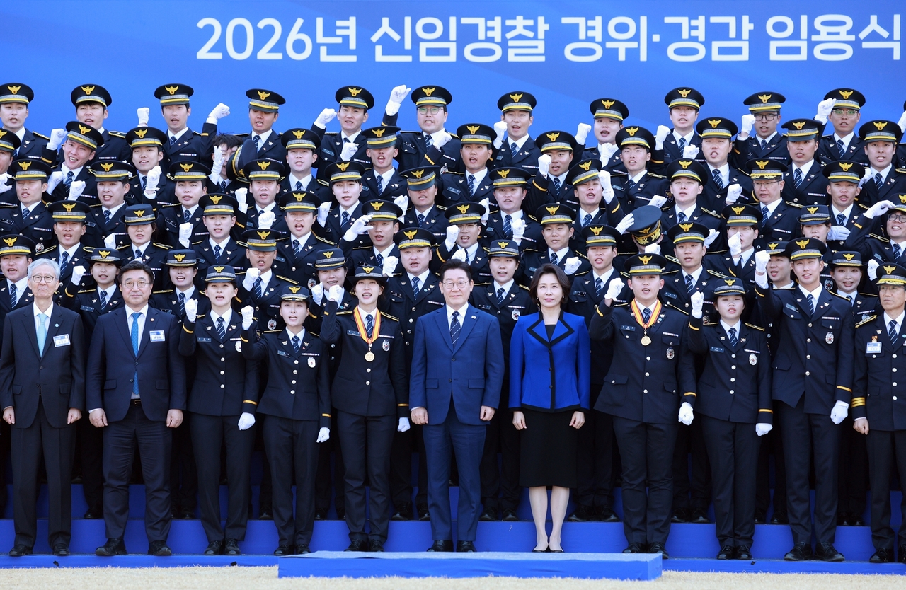 지난 3월 충남 아산 경찰대학에서 열린 2026년 경위·경감 임용식에서 이재명 대통령 부부가 참석한 가운데 기념 촬영을 하고 있다. [연합]