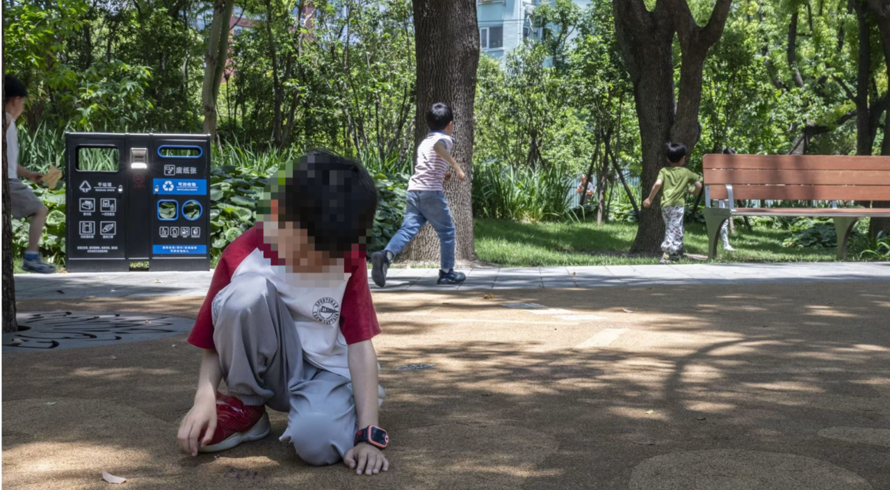 리틀 지니어스 시계를 찬 한 어린이가 놀이터에서 놀고 있다. [WSJ]
