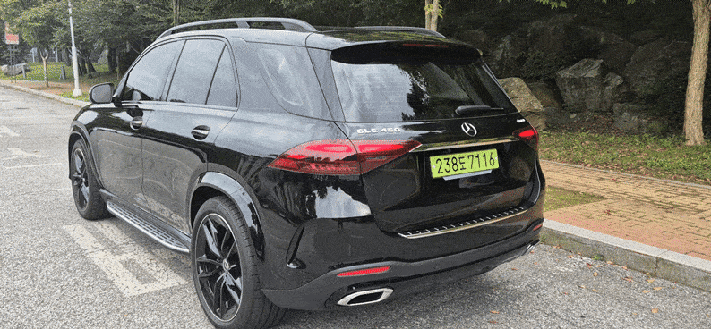 메르세데스-벤츠 GLE 450 4MATIC AMG 라인 나이트 에디션 후면부. 옵시디안 블랙 외장과 블랙 휠 등이 적용돼 묵직한 인상을 준다. 정경수 기자