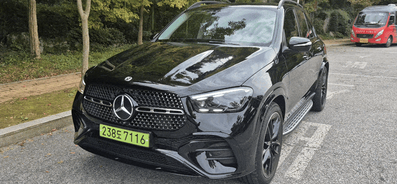 메르세데스-벤츠 GLE 450 4MATIC AMG 라인 나이트 에디션 전면부. 옵시디안 블랙 외장과 블랙 휠 등이 적용돼 묵직한 인상을 준다. 정경수 기자