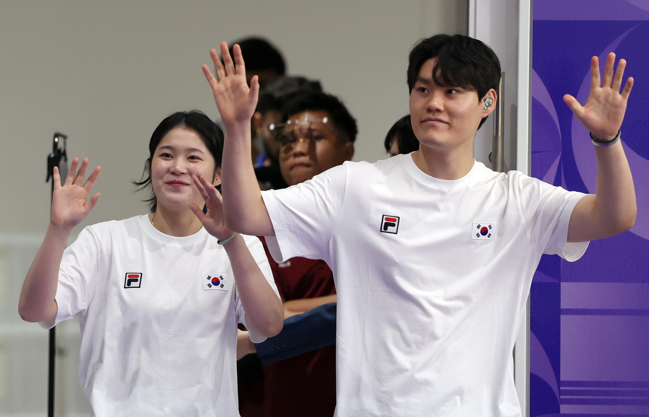 25일 일본 아이치현 종합사격장에서 열린 2026 아이치·나고야 아시안게임 사격 혼성 단체 10ｍ 공기권총 결선. 한국 추가은과 홍수현이 손 인사를 하고 있다.[연합]