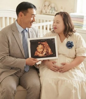 ‘다운증후군 작가’ 서은혜 임신설..♥조영남과 초음파 사진 공개에 AI 의심까지