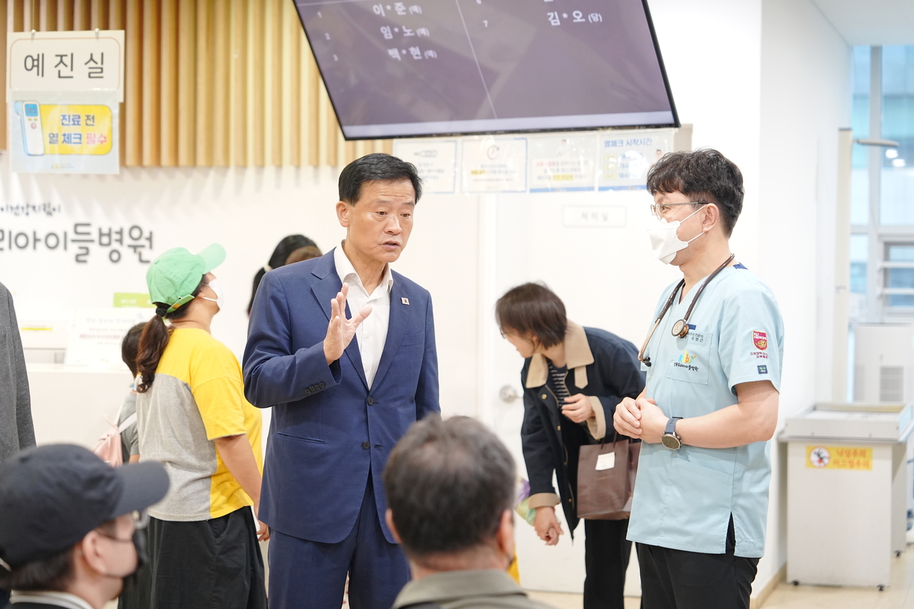 District Mayor Lee Seung-ro visits Seongbuk Woori Children's Hospital, a 24-hour pediatric facility.