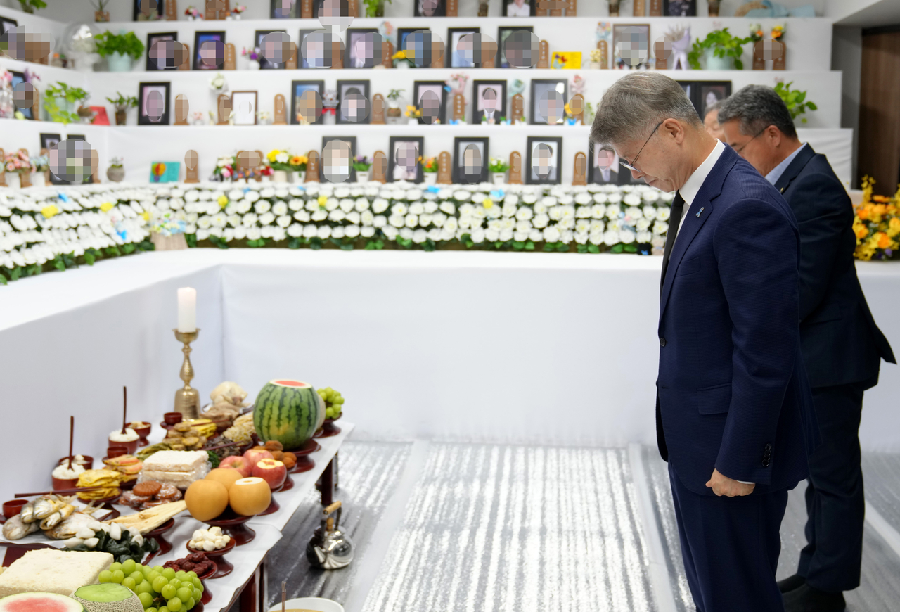 추석인 25일 민형배 전남광주통합특별시장이 12·29 여객기참사 희생자 무안공항 합동 차례가 열린 무안국제공항을 방문, 묵념을 하며 희생자들의 넋을 기리고 있다. [전남광주통합특별시 제공]