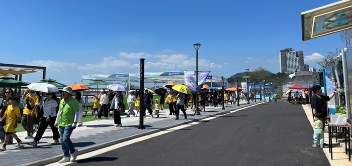 Crowds at the Yeosu World Island Expo.
