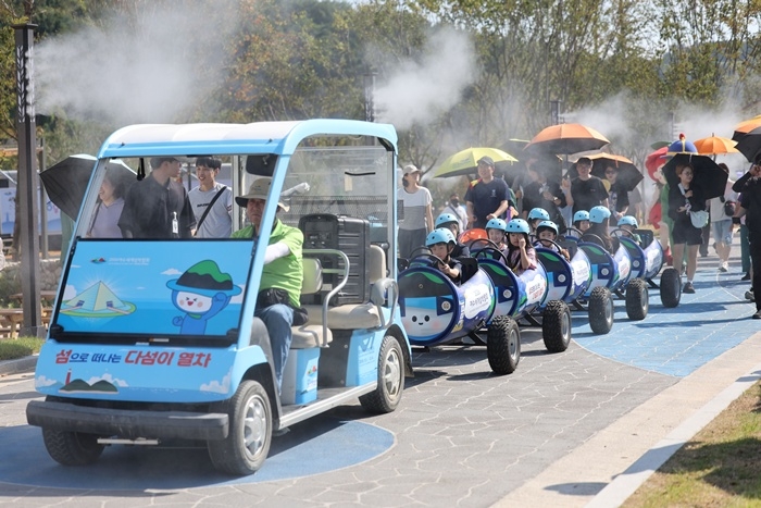 Children enjoy a ride on the sightseeing train at the Yeosu World Island Expo.