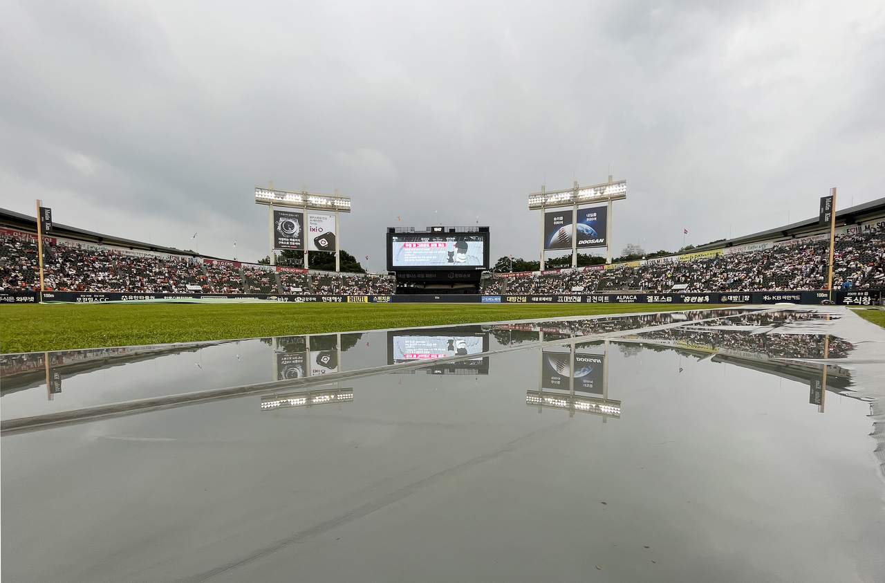 A rainout notice is displayed on the scoreboard at Jamsil Baseball Stadium in Songpa-gu, Seoul, after a 2026 KBO League game between the Hanwha Eagles and LG Twins was called off in July due to rain and poor field conditions. [Newsis]