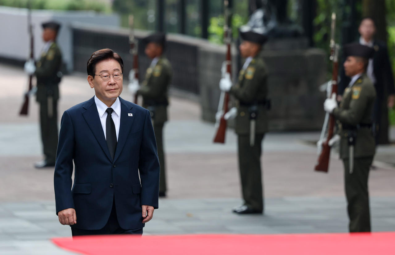 멕시코를 국빈방문 중인 이재명 대통령이 24일(현지시간) 멕시코시티 애국영웅탑에서 헌화를 위해 이동하고 있다. [연합]