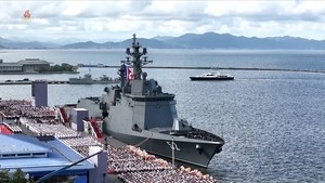 北, 동·서해서 군함 동시 건조…해군 전력 증강 ‘박차’