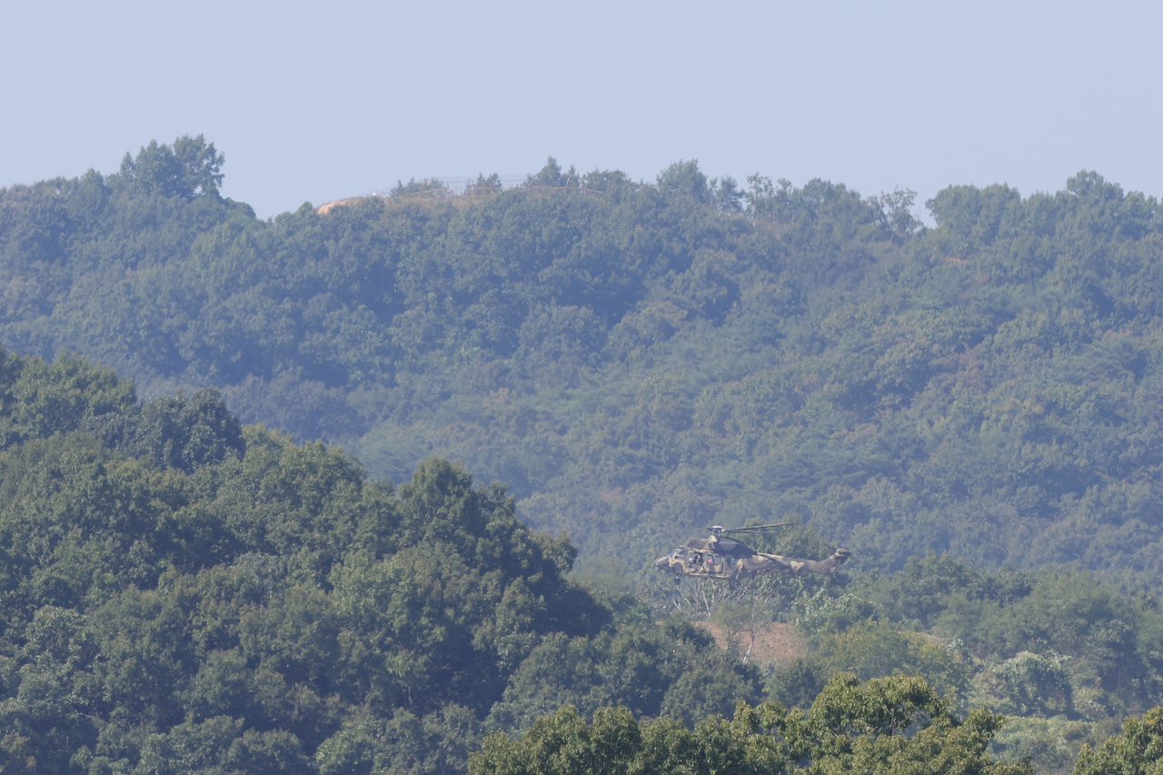 A Surion helicopter moves over the southern limit line of the demilitarized zone on the western front in Paju, Gyeonggi Province, on Tuesday. Three soldiers, including a search battalion commander, were seriously wounded Thursday in a suspected land mine explosion in a nearby section of the DMZ, and military authorities are investigating the cause. [Yonhap]