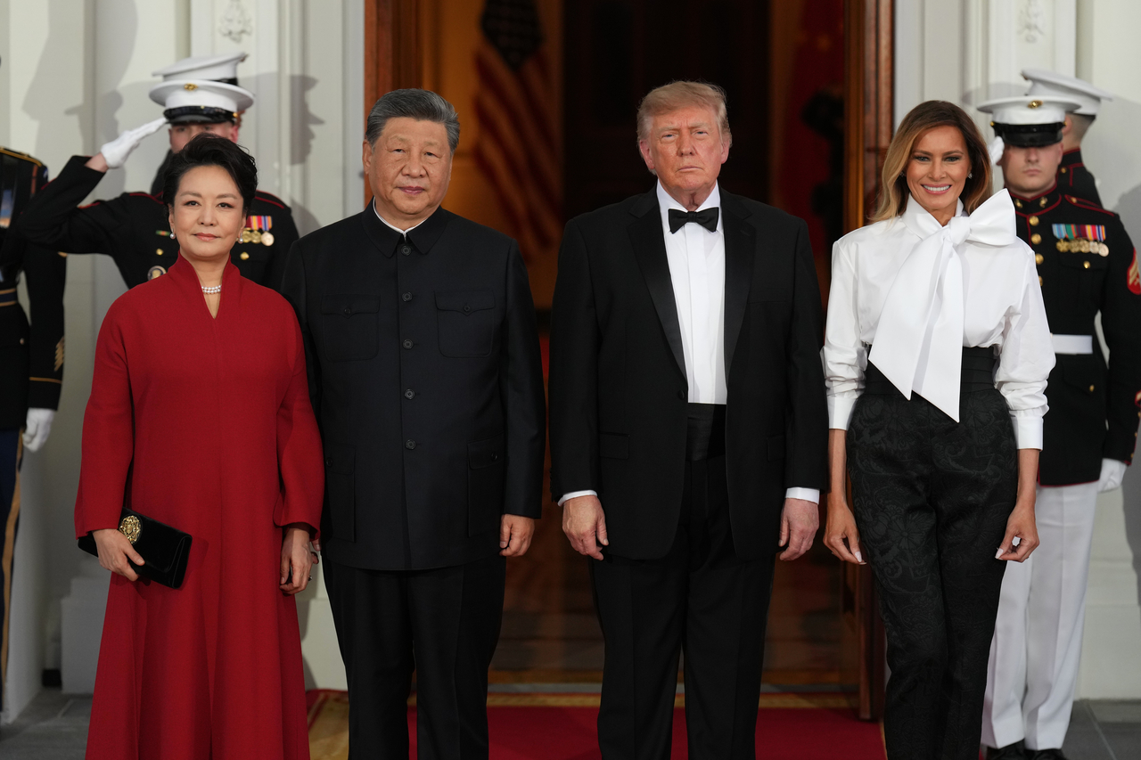 President Donald Trump and first lady Melania Trump pose for a photo with Chinese President Xi Jinping and his wife Peng Liyuan upon their arrival at a state dinner at the White House on Thursday (local time). [AP]