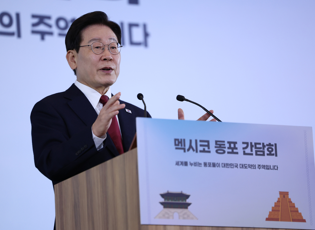 이재명 대통령이 24일(현지시간) 멕시코 한 호텔에서 열린 동포 만찬간담회에서 인사말을 하고 있다. [연합]