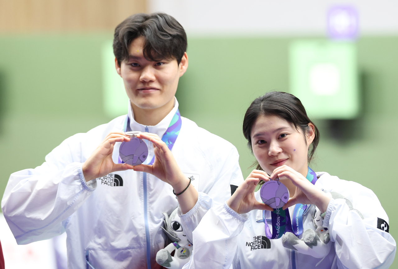 Hong Su-hyeon (left) and Choo Ga-eun of South Korea pose with their silver medals won in the 10-meter air pistol mixed team event at the Asian Games at Aichi Prefectural General Shooting Gallery in Toyota, Japan, on Friday. (Yonhap)