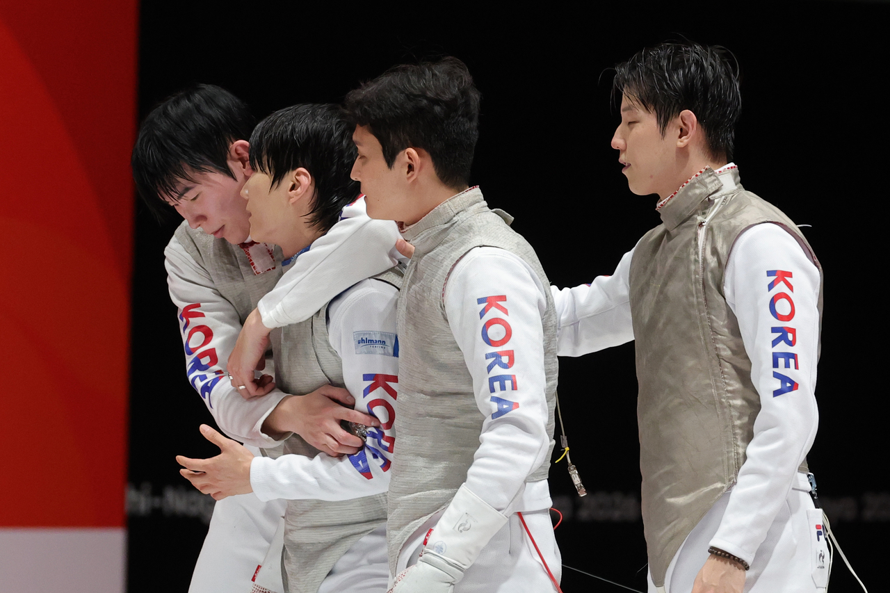South Korean fencers encourage one another after losing to Hong Kong in the men's foil team semifinal at the 2026 Aichi-Nagoya Asian Games, held at Aichi Sky Expo in Tokoname, Aichi Prefecture, Japan, on Friday. [Yonhap]