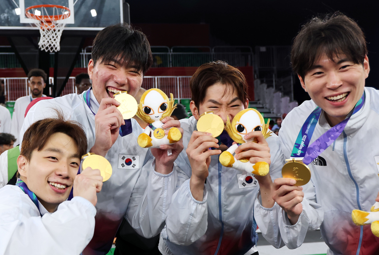25일 일본 나고야 긴조후토역 광장 특설 코트에서 열린 2026 아이치·나고야 아시안게임 남자 3대3 농구 메달 세리머니에서금메달을 차지한 대한민국 선수들이 금메달을 들고 기념촬영을 하고 있다. [연합뉴스]