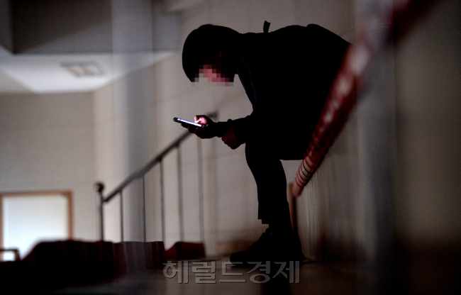 진해_청소년 사이버폭력 관련 스케치. 이 사진은 특정사건과 관계가 없으며 기사의 이해를 돕기 위해 연출된 사진입니다. [헤럴드경제DB]