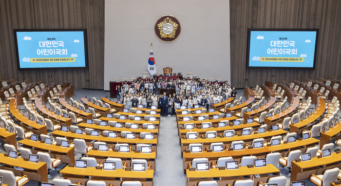조정식 국회의장과 남인순, 박덕흠 국회부의장, 최교진 교육부 장관을 비롯한 어린이 국회의원들이 지난 7월 24일 열린 제22회 대한민국 어린이 국회 행사에 참여해 본회의장을 체험한 뒤 기념 촬영하고 있다. [연합뉴스]