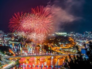 가을밤 물들이는 불빛과 국화 향기…오감 만족 10월 축제 속으로