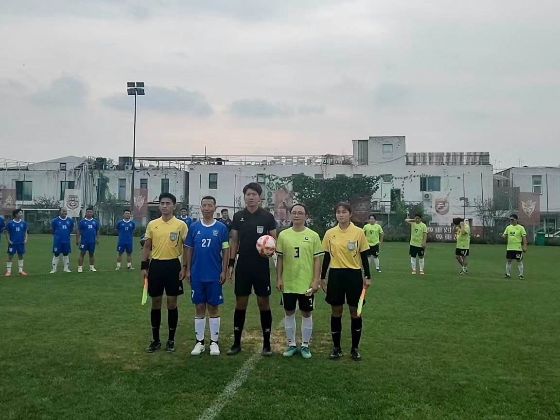 지난 6일 중국 베이징 차오창디 335 문화창의공원 축구경기장에서 열린 한중 농업당국 친선 축구에서 양측 선수 대표와 심판진이 경기에 앞서 기념촬영을 하고 있다. [농림축산식품부 제공]
