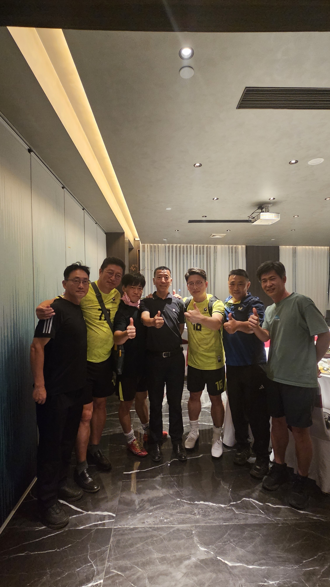 한중 농업당국 친선 축구 선수들이 경기를 마친 뒤 기념촬영을 하고 있다. [농림축산식품부 제공]