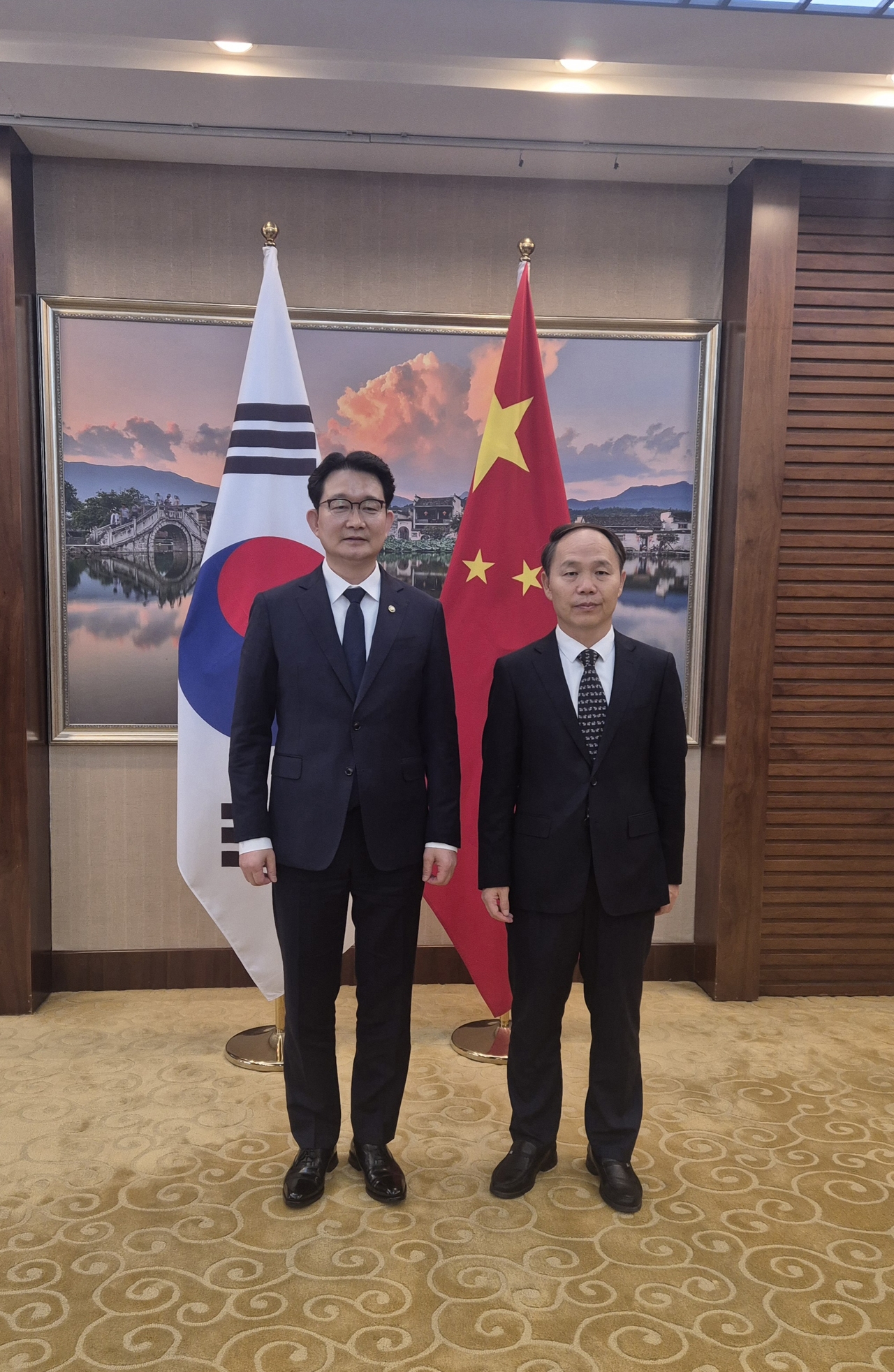 지난 7일 중국 베이징에서 김종구 농림축산식품부 차관(왼쪽)이 장 쯔리 중국 농업농촌부 부부장과 면담한 뒤 기념촬영을 하고 있다. [농림축산식품부 제공]