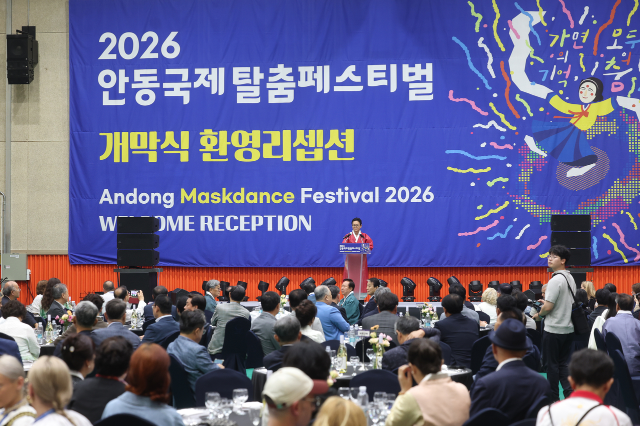 이철우 경북지사는 지난 25일 안동체육관 보조경기장에서 열린 안동국제탈춤페스티벌 개막식에서 인사말을 하고 있다.[경북도 제공]