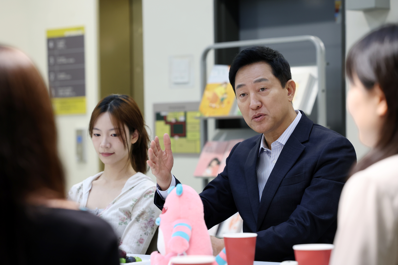 Seoul Mayor Oh Se-hoon speaks with residents at Aeranwon.