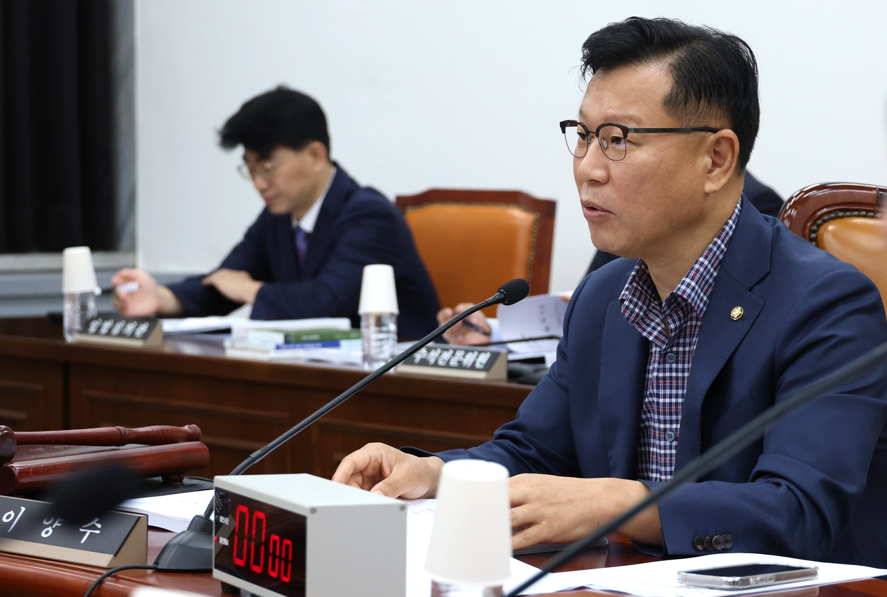 이양수 국회 정보위원회 위원장이 지난 1일 서울 여의도 국회에서 열린 정보위원회 전체회의에서 발언하고 있다. [연합]