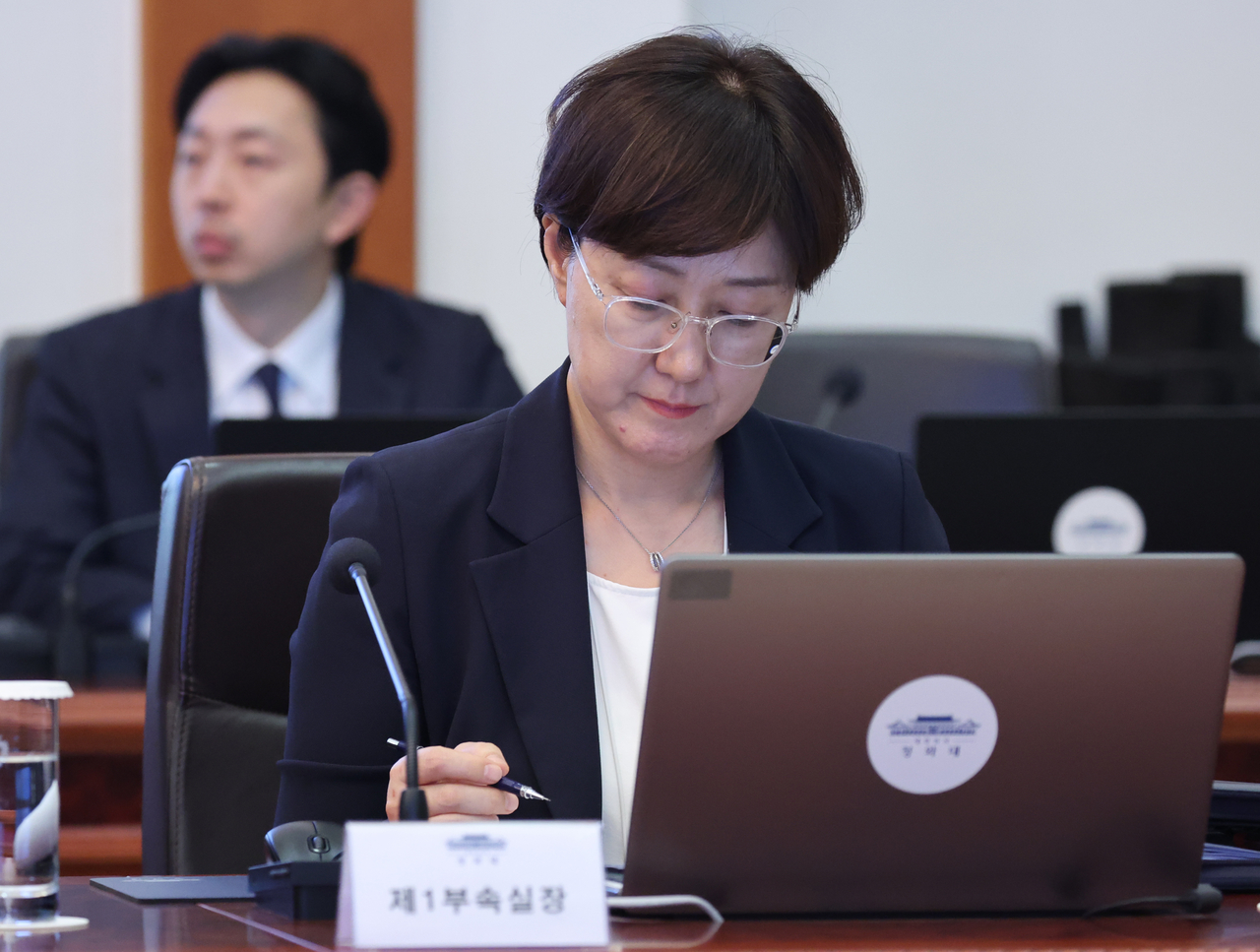 Kim Hyun-ji, first deputy chief of staff, listens to President Lee Jae Myung speak at a senior secretaries meeting at Cheong Wa Dae on Monday. [Cheong Wa Dae Press Photographers Pool, Yonhap]